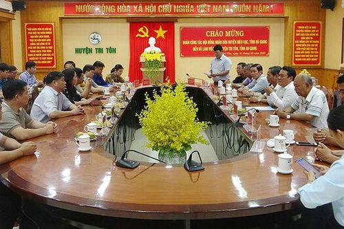 Huyện Mèo Vạc (tỉnh Hà Giang) đến học tập kinh nghiệm tại huyện Tri Tôn