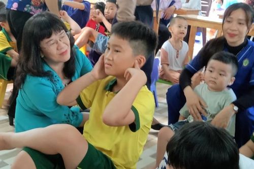 Tặng quà cho trẻ em có hoàn cảnh đặc biệt ở Chợ Mới