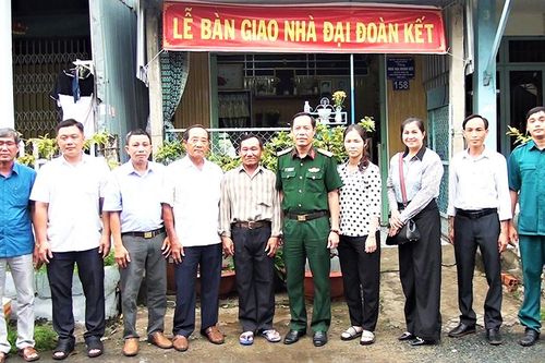 Ban Chỉ huy Quân sự TP. Châu Đốc trao 4 căn nhà Đại đoàn kết