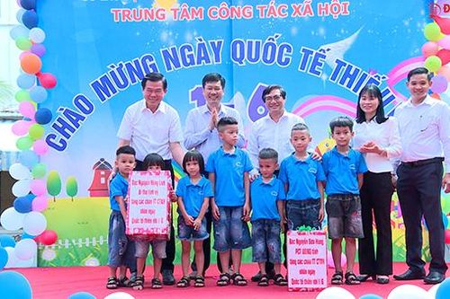 Bí thư Tỉnh ủy Nguyễn Hồng Lĩnh thăm, tặng quà các em thiếu nhi tại Trung tâm Công tác xã hội nhân dịp 1-6