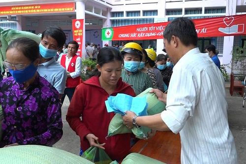 Tặng quà, khám bệnh và phát thuốc miễn phí cho người dân