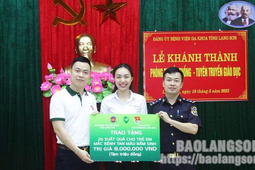 Tặng 20 suất quà cho trẻ em tại Bệnh viện Đa khoa tỉnh