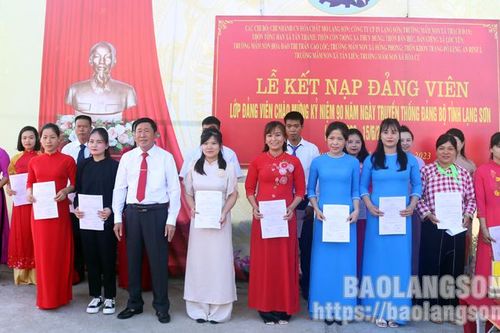 Cao Lộc: Kết nạp 25 đảng viên mới tại di tích lịch sử đình Háng Pài