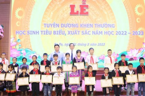 Thị xã Sa Pa khen thưởng 270 học sinh tiêu biểu