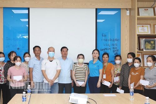 Tặng quà người lao động có hoàn cảnh khó khăn