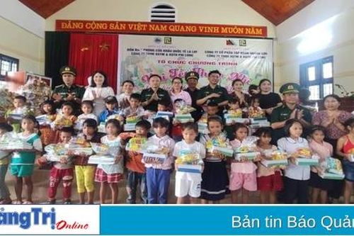 Tặng 430 suất quà cho thiếu nhi vùng biên giới và nước bạn Lào
