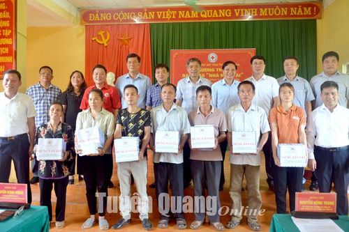 Bàn giao 9 Nhà nhân ái ở Thái Sơn