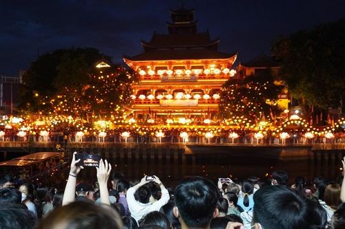 Hàng ngàn người tham dự đêm hoa đăng kính mừng Phật đản tại chùa Pháp Hoa bên kênh Nhiêu Lộc