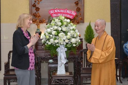 Tổng Lãnh sự Hoa Kỳ tại TP.HCM Susan Burns thăm và chúc mừng Phật đản đến Đức Pháp chủ GHPGVN