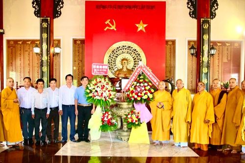 Ban Trị sự Phật giáo thị xã Gò Công tặng quà, trao nhà Đại đoàn kết nhân lễ Phật đản