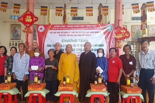 Phật giáo Q.8 tặng quà người nghèo nhân mùa Phật đản
