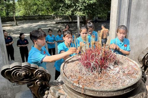 Đội tuyển nữ U20 Việt Nam dâng hương tưởng niệm các Vua Hùng