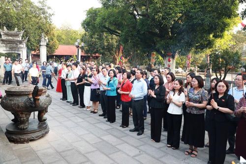 Đại biểu Quốc hội dâng hương tại Đền Hai Bà Trưng, huyện Mê Linh