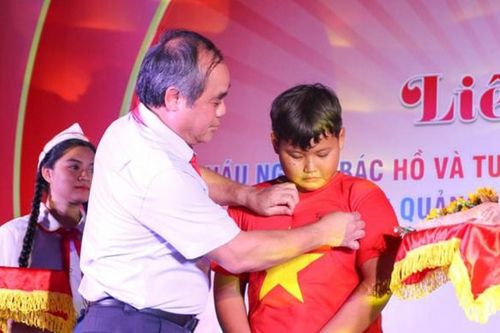 Trao huy hiệu 'Tuổi trẻ dũng cảm' tặng nam sinh lớp 6 cứu 2 người đuối nước