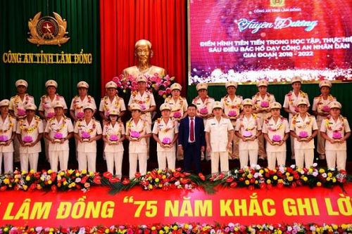 Khen thưởng 75 tập thể, cá nhân điển hình