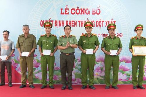 Vĩnh Long: Khen thưởng các tập thể, cá nhân có thành tích xuất sắc