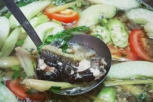 Bị cấm yêu, nghịch tử đổ thuốc sâu vào nồi canh đầu độc cha mẹ