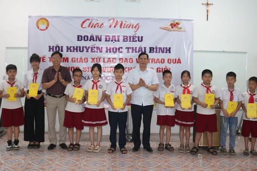 Hội Khuyến học tỉnh Thái Bình tặng quà học sinh giáo xứ Lạc Đạo vượt khó, hiếu học