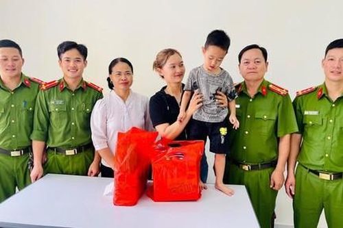 Hai cán bộ Công an lao xuống ao cứu sống bé trai bị đuối nước