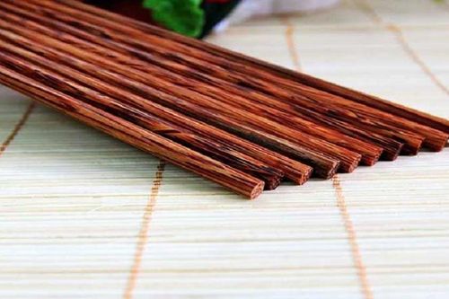 Cách xếp hàng trăm đôi đũa bị ngược đầu trong 1 nốt nhạc