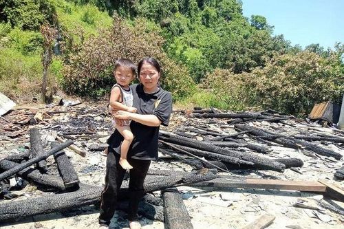 Nữ cán bộ bản vùng cao Quảng Bình đi họp về xót xa nhìn căn nhà còn đống tro tàn