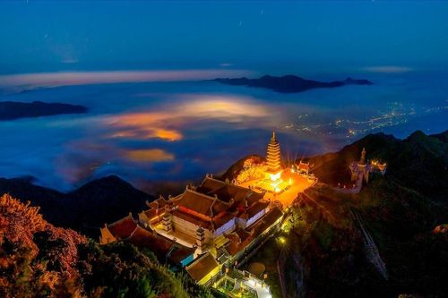 Trải nghiệm Fansipan về đêm, ngắm ngàn đăng thắp sáng đỉnh núi lễ Phật Đản 2023