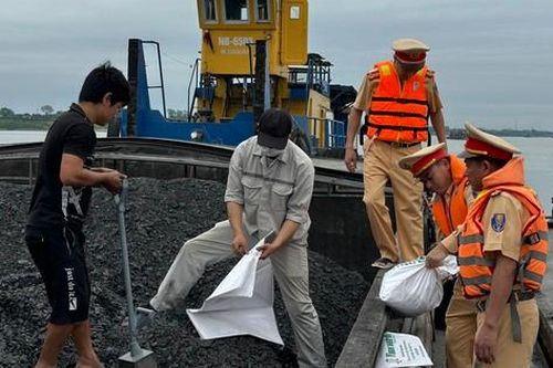 CSGT đường thủy bắt giữ 7.000 tấn than lậu ở Hưng Yên
