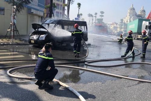 Hải Phòng: Đang lưu thông, xe ô tô bất ngờ bốc cháy dữ dội