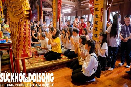 Trước ngày thi, đền chùa tấp nập sĩ tử, phụ huynh tới cầu may