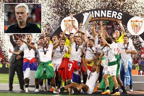HLV Mourinho cay đắng nhìn Sevilla lần thứ 7 vô địch Europa League
