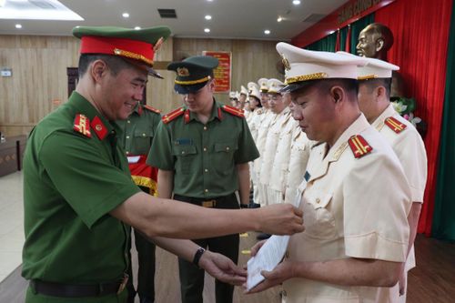 239 cán bộ, chiến sỹ Công an quận Hà Đông được thăng cấp bậc hàm, nâng bậc lương