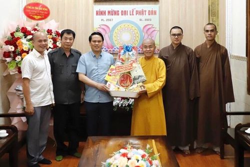 Lãnh đạo Công an tỉnh Đắk Nông chúc mừng Đại lễ Phật đản 2023