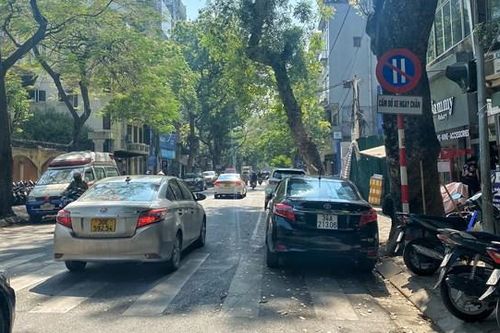 Sau hơn 6 năm triển khai biển báo đỗ xe ngày chẵn, lẻ ở Hà Nội bị 'phá sản'?