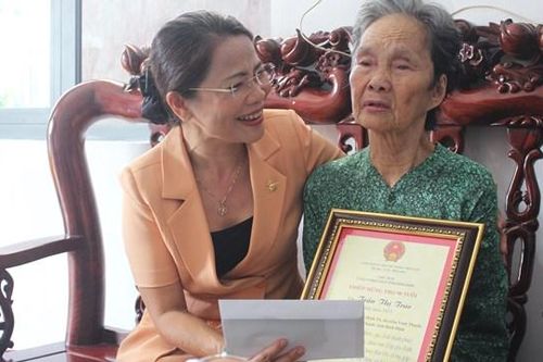 Mặt Trận tỉnh Bình Định thăm và chúc thọ người cao tuổi năm 2023