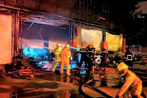 Cháy siêu thị điện máy lúc rạng sáng