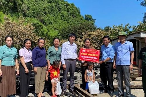 Ủy ban MTTQ tỉnh Quảng Bình hỗ trợ tiền làm nhà cho gia đình bị hỏa hoạn