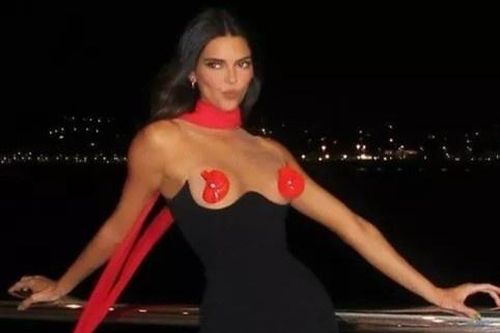 Kendall Jenner diện mốt khoe miếng dán ngực