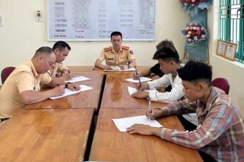 Học sinh đi xe máy kẹp ba, bốc đầu đăng Facebook ra oai