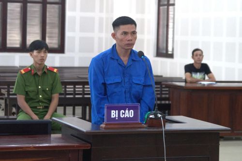 Tức giận vì bị đánh trả, em dùng kéo đâm anh trai