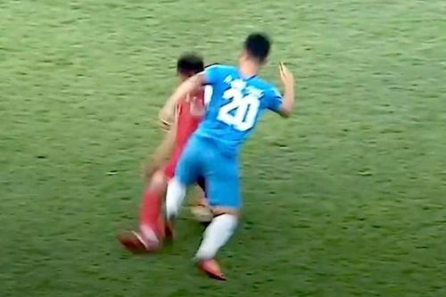 Tuyển thủ U22 Việt Nam hứng pha vào bóng triệt hạ của đối thủ