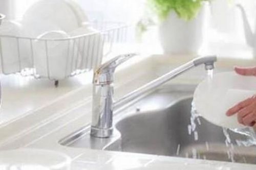 Nên rửa bát bằng nước nóng hay lạnh sẽ tốt hơn?