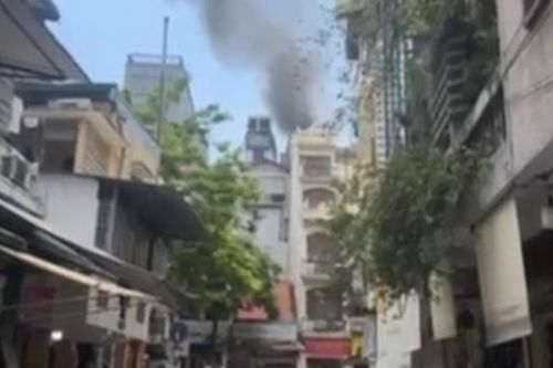 Cháy trên phố Hàng Hành, lực lượng chữa cháy tại chỗ xử lý kịp thời