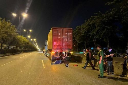 Tai nạn giao thông ngày 1/6/2023: Xe máy điện găm chặt đuôi xe container