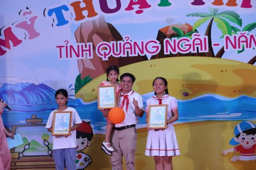 Quảng Ngãi: Giải thưởng Mỹ thuật 'Biển, đảo quê hương trong mắt em'