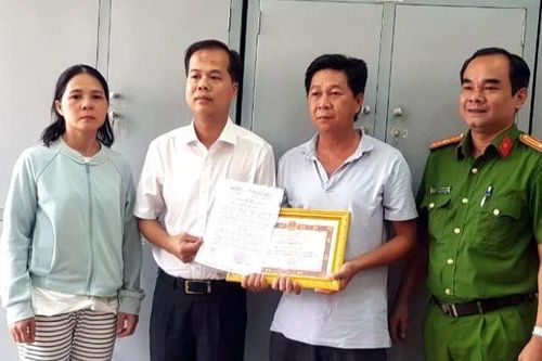 Khen thưởng người dân trả lại tài sản gần 100 triệu đồng cho người đánh rơi
