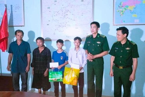 Bộ đội Biên phòng Thanh Hóa tặng quà cho thiếu niên, nhi đồng