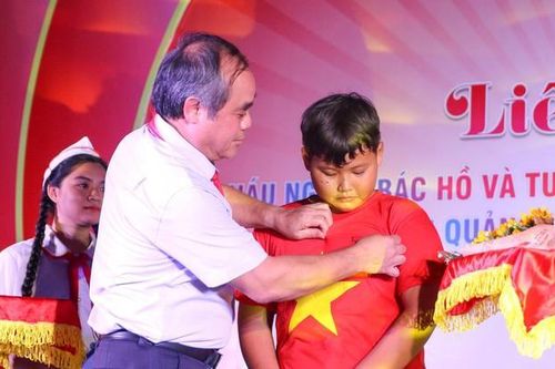 Trao huy hiệu Tuổi trẻ dũng cảm cho học sinh lớp 6 cứu 2 người đuối nước