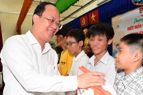 Phó Bí thư Thành ủy TPHCM Nguyễn Hồ Hải thăm, tặng quà thiếu nhi