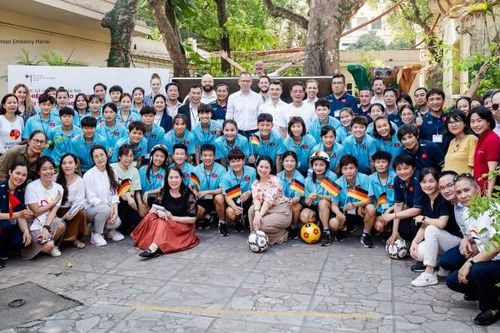Đội tuyển nữ Việt Nam giao lưu tại Đại sứ quán Đức trước thềm chuyến tập huấn