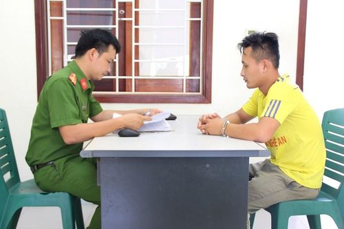 Tài xế đâm vào xe CSGT rồi bỏ trốn khỏi hiện trường